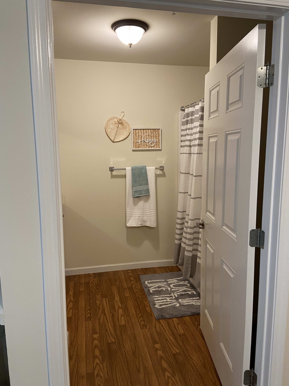 A neatly arranged bathroom with towels and a shower curtain.