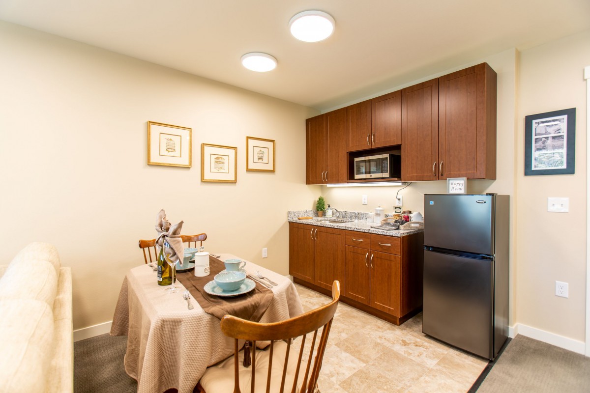 A cozy kitchen and dining area with modern amenities.
