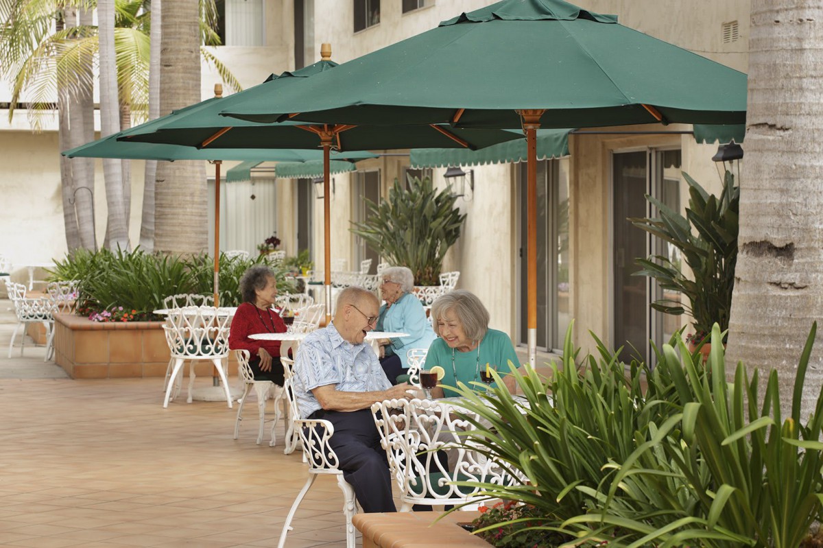People enjoying a conversation at an outdoor cafe.