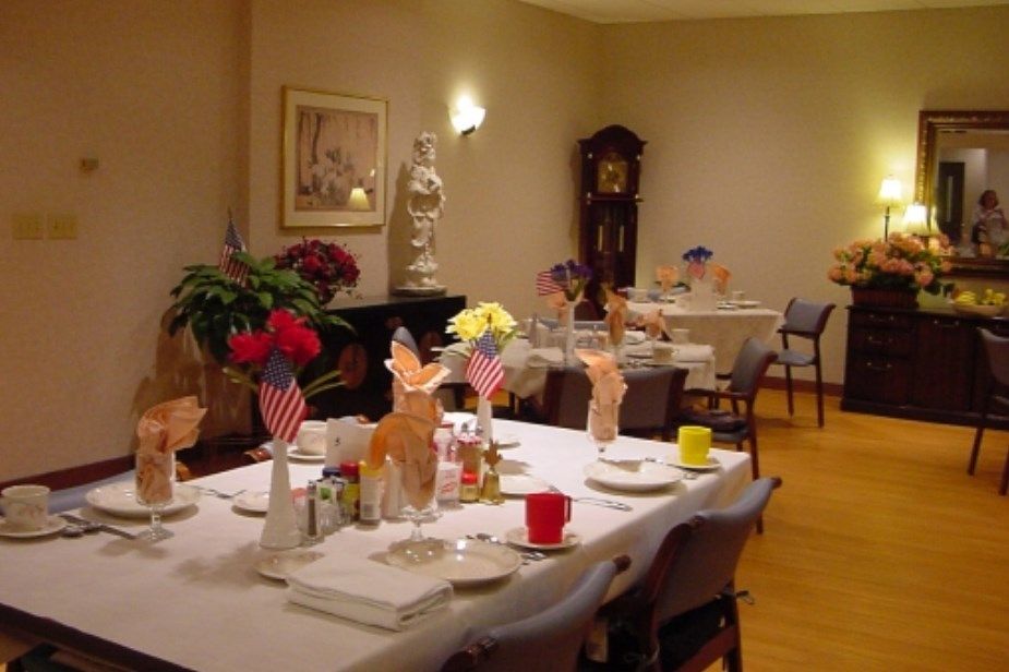 A well-decorated dining room with tables set for a patriotic-themed event.