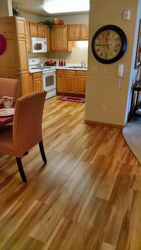A cozy kitchen and dining area featuring wooden flooring and modern appliances.