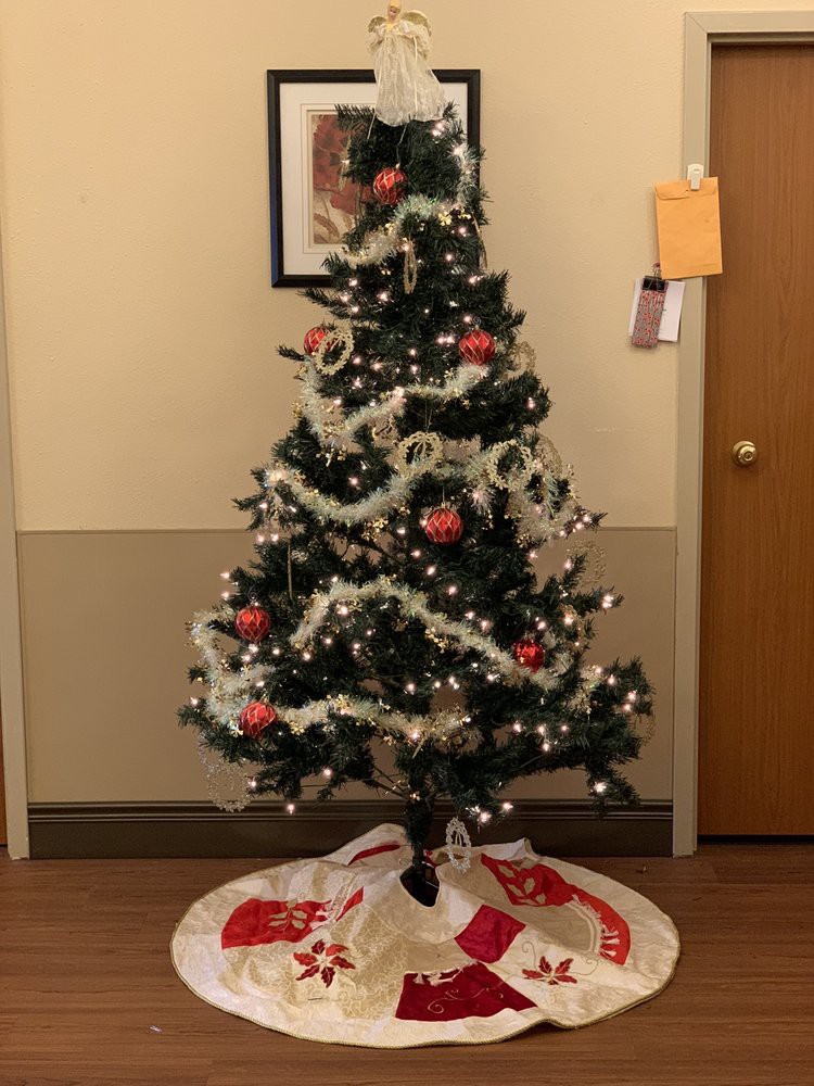 A beautifully decorated Christmas tree with lights and ornaments.