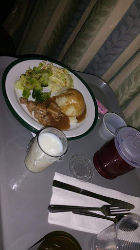 A hospital meal featuring chicken, mashed potatoes, vegetables, and drinks.