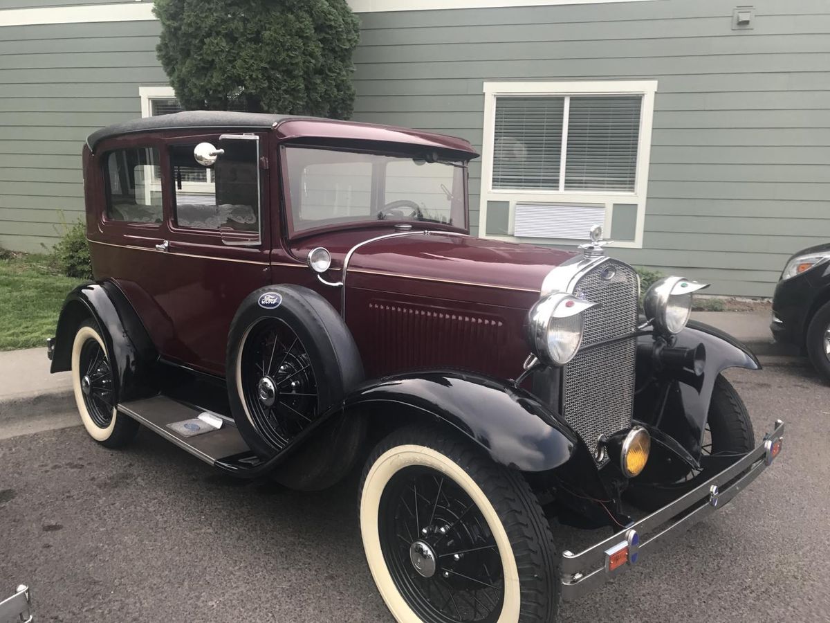 A beautifully preserved vintage car from the 1930s, showcasing classic design and elegance.