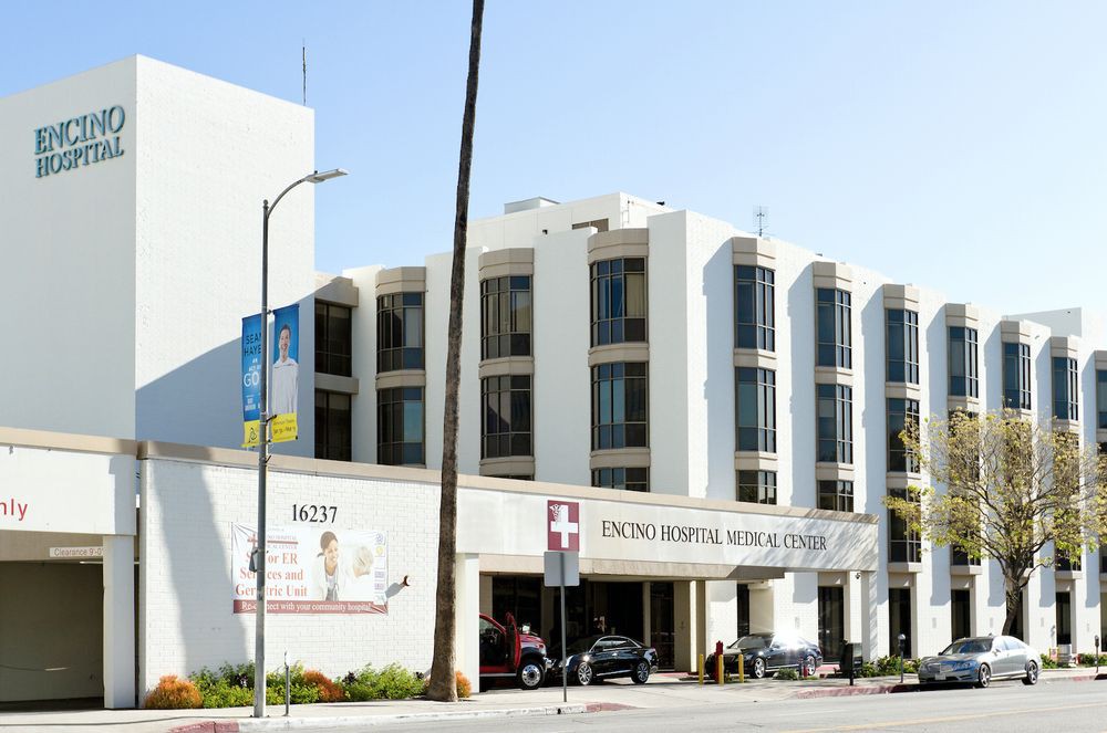 A modern hospital building with multiple stories and a clear entrance.