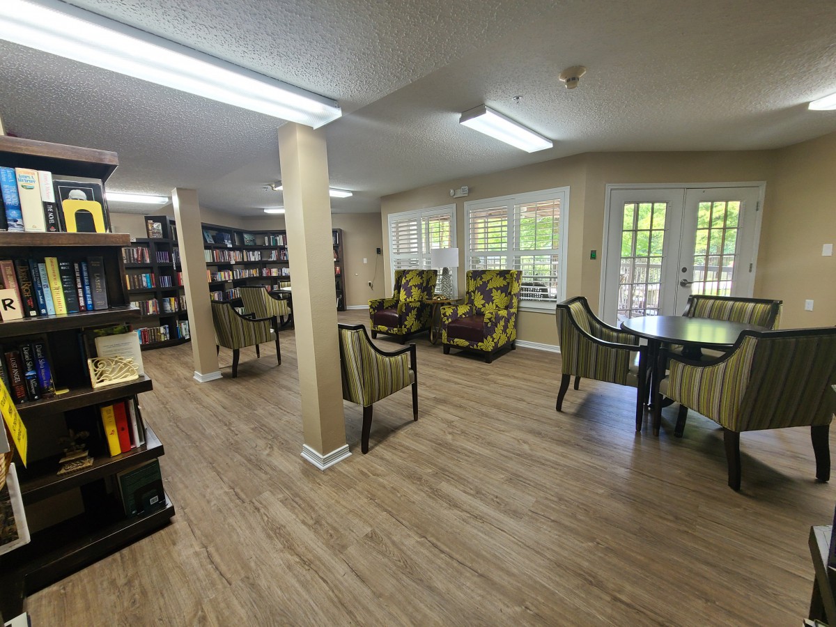 A cozy library interior with comfortable seating and bookshelves.