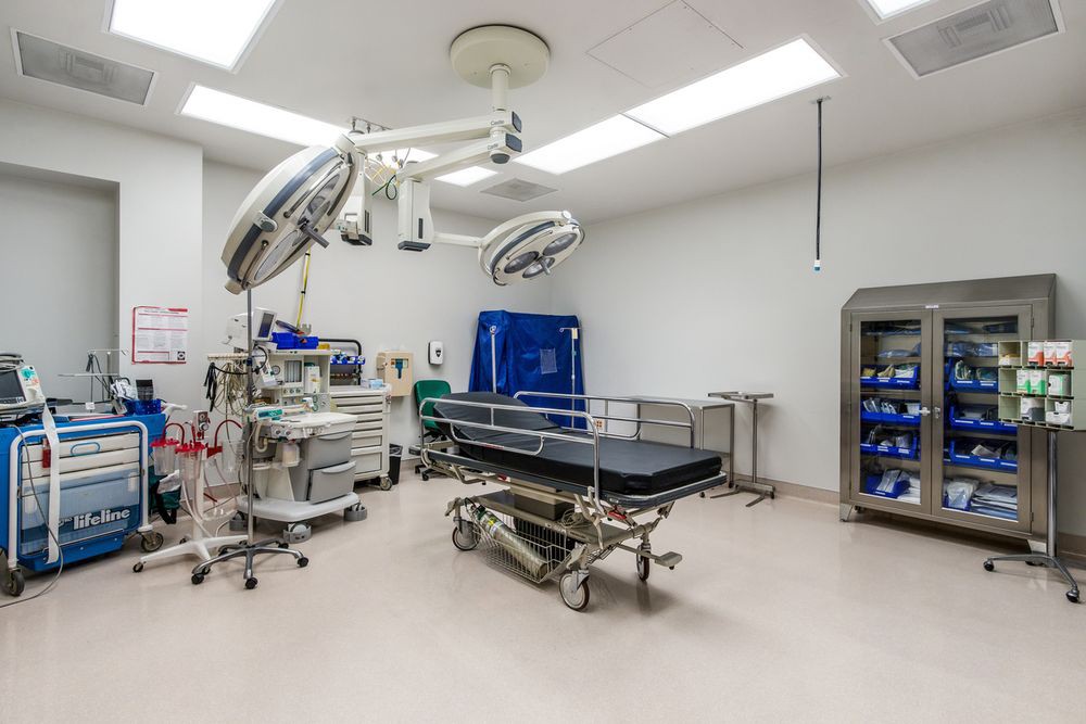 A well-equipped, sterile surgical room ready for procedures.