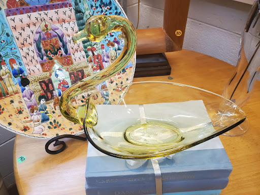 Beautiful decorative glass plate shaped like a swan, perfect for enhancing your interior decor or as a thoughtful gift.