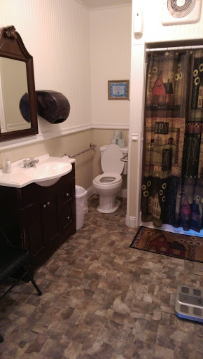 A cozy bathroom featuring essential fixtures and decor.