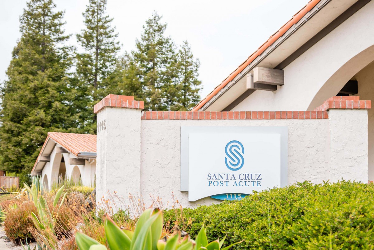 Entrance sign of the Santa Cruz Institute with surrounding greenery.