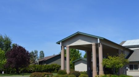 A building with large columns under a clear blue sky.
