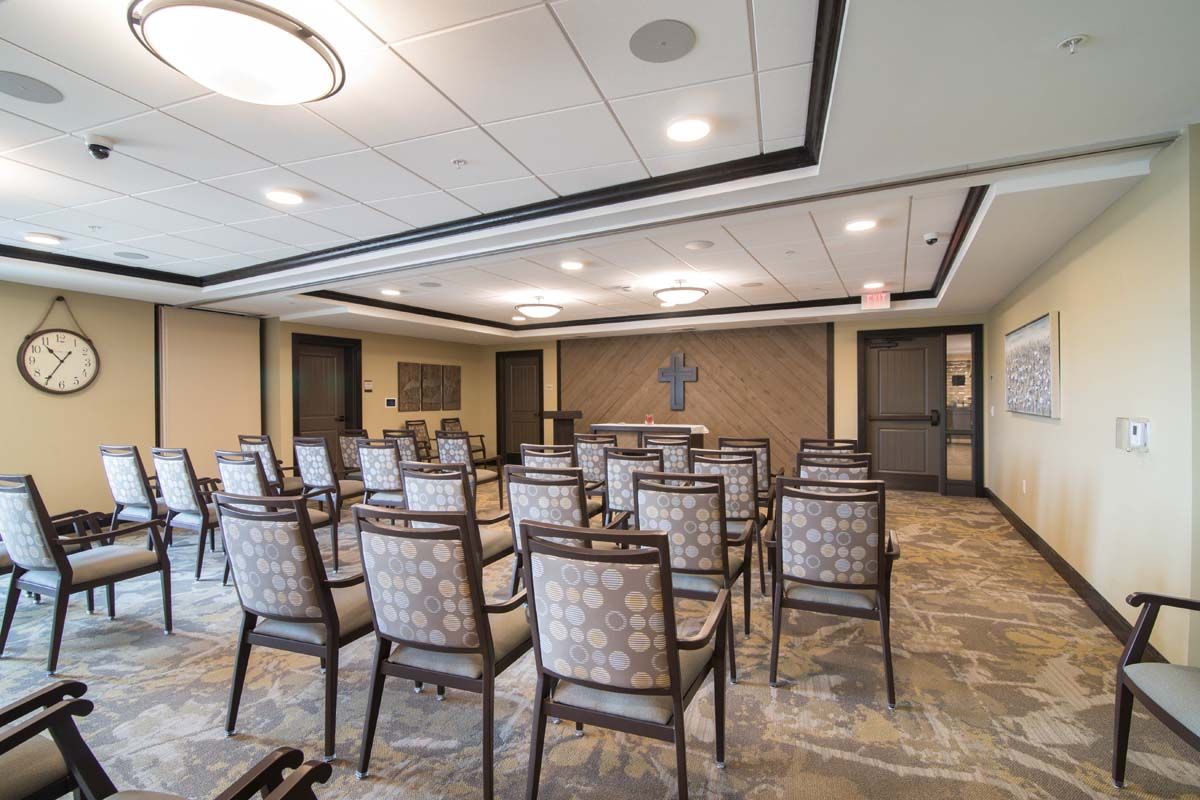 An empty conference room with arranged seating and modern lighting.