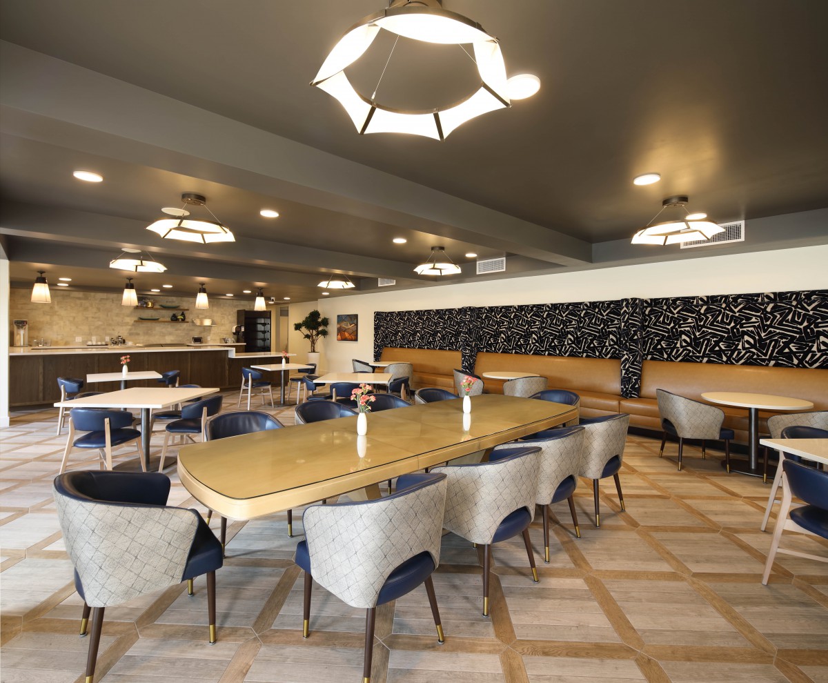 A modern restaurant interior featuring stylish lighting and a comfortable dining area.