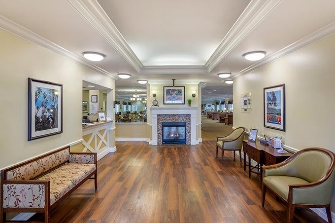 A welcoming lobby featuring comfortable seating and a fireplace.