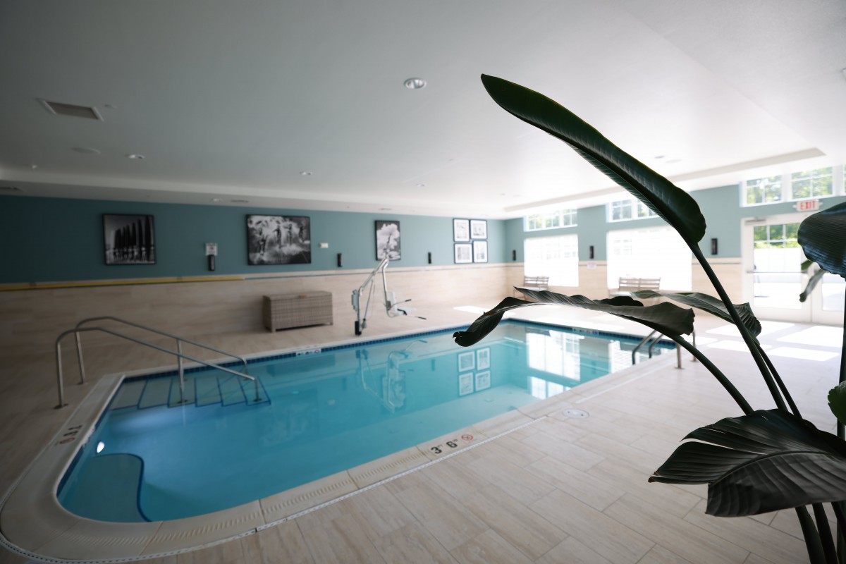 A modern indoor swimming pool with a luxurious and relaxing atmosphere.