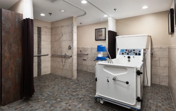 A dialysis treatment room equipped with medical machinery and facilities.