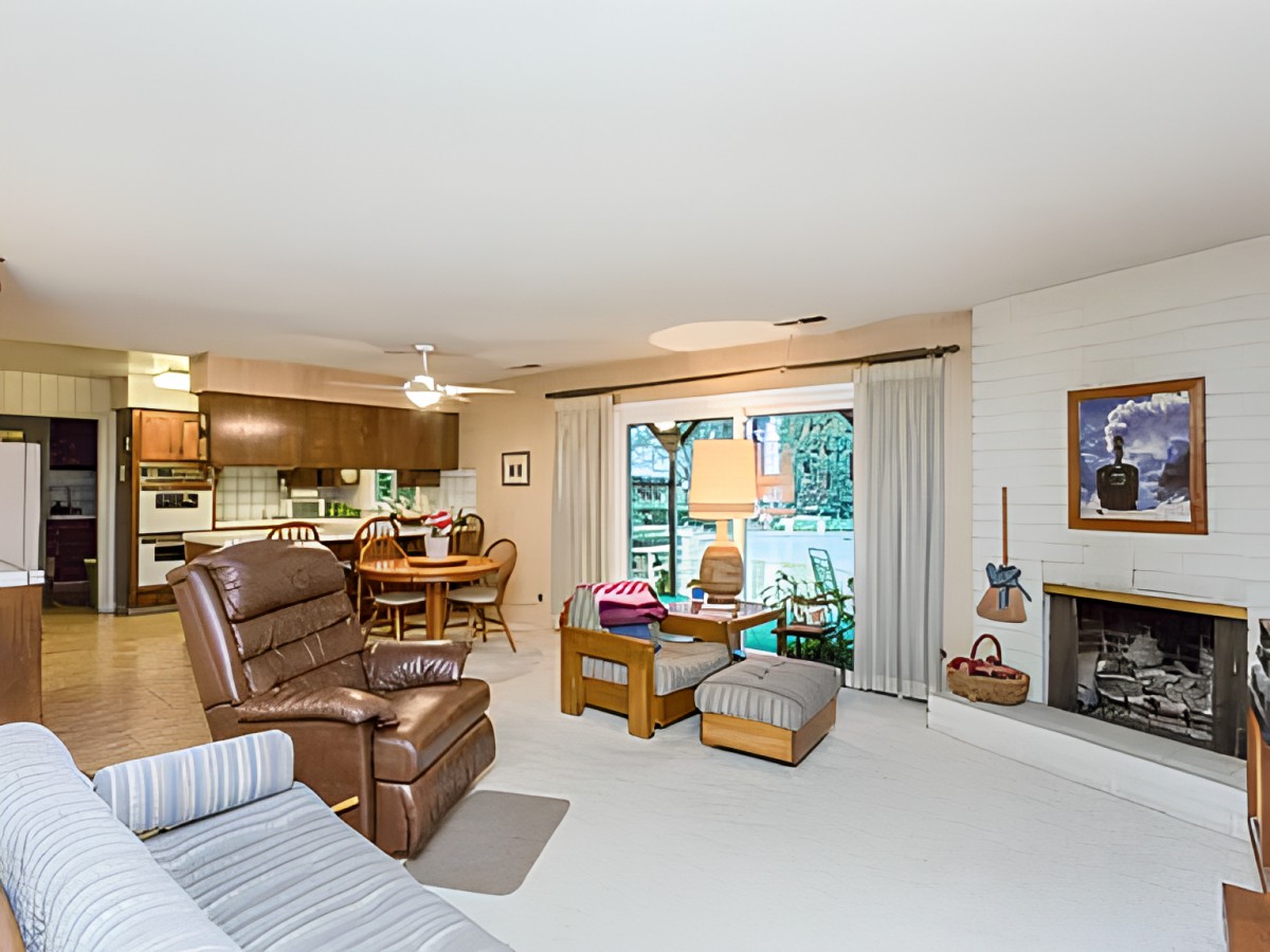 Cozy living room with an open layout that includes the kitchen and dining area.