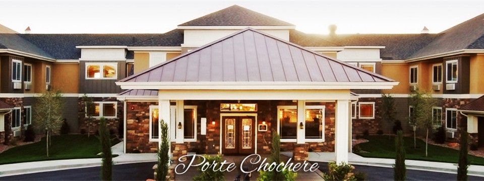 Elegant house entrance with a porte-cochre.