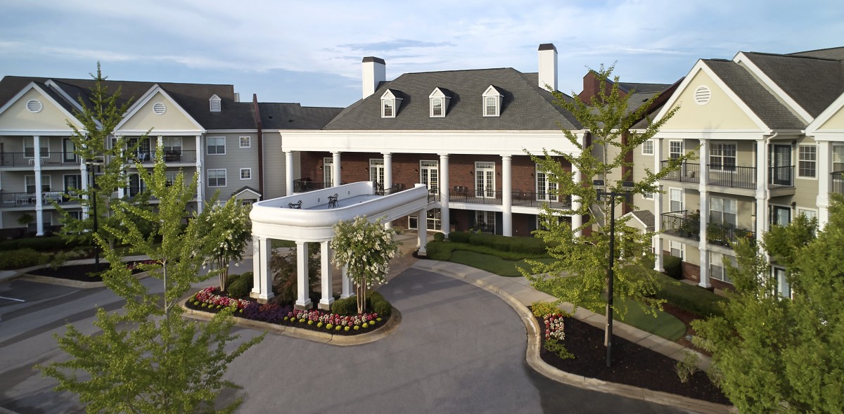 Elegant hotel entrance with classic architectural design and well-maintained landscaping.