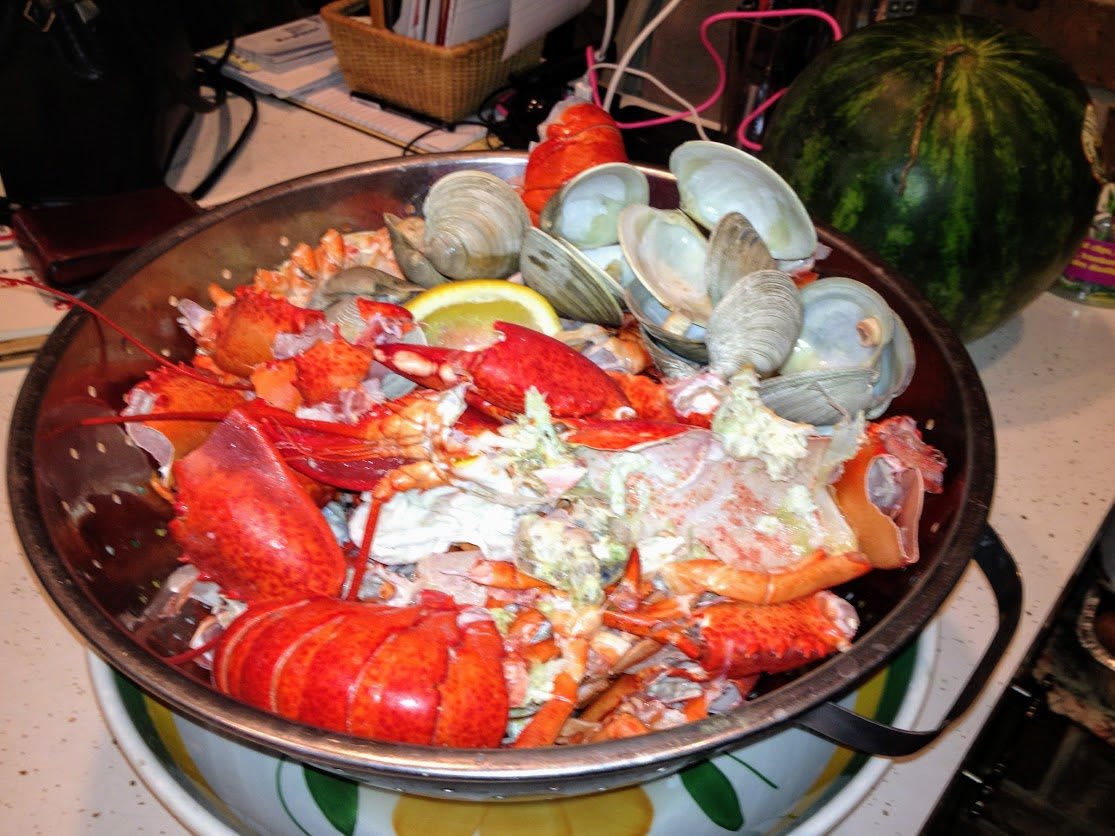 A delicious seafood platter featuring lobster and clams.