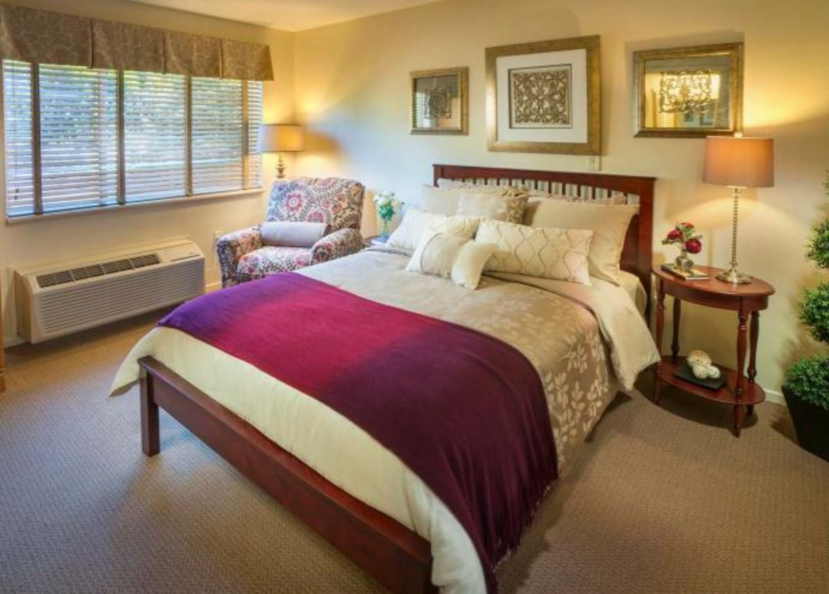A cozy bedroom with elegant decor and comfortable furnishings.