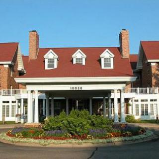 A charming hotel with a welcoming entrance and beautiful landscaping.