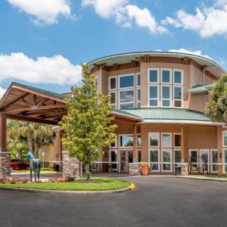A welcoming hotel entrance with modern architecture and well-maintained landscaping.