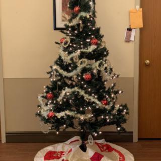 A beautifully decorated Christmas tree with lights and ornaments.