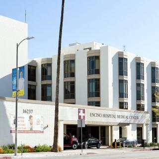 A modern hospital building with multiple stories and a clear entrance.