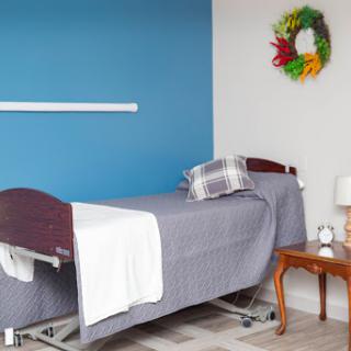 A well-designed hospital room featuring a patient bed with a cozy atmosphere.