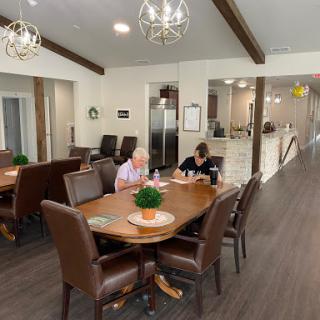 A cozy dining area designed for seniors, featuring modern decor and a welcoming atmosphere.
