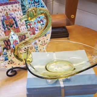 Beautiful decorative glass plate shaped like a swan, perfect for enhancing your interior decor or as a thoughtful gift.
