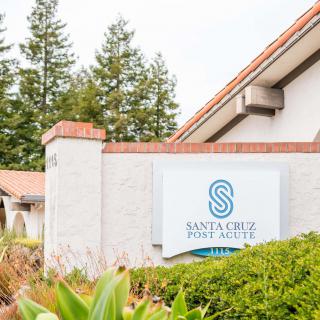 Entrance sign of the Santa Cruz Institute with surrounding greenery.