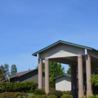 A building with large columns under a clear blue sky.