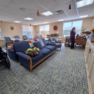 A cozy lounge area in a rehabilitation center, featuring comfortable seating and a welcoming atmosphere.