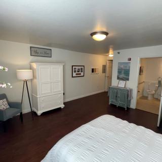 A modern bedroom with a cozy atmosphere featuring chic decor and stylish furniture.
