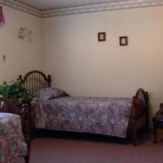 A traditionally styled bedroom with two single beds and decorative elements.