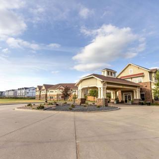 Elegant hotel entrance with a spacious driveway and manicured landscaping.