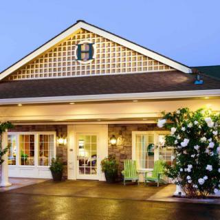 A welcoming entrance to a hotel with evening lighting.