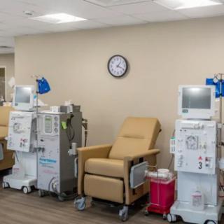 A dialysis treatment room equipped with medical chairs and dialysis machines.