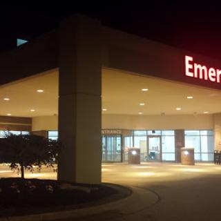 The entrance to an emergency room at night.