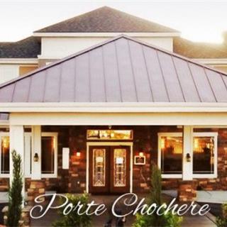 Elegant house entrance with a porte-cochre.