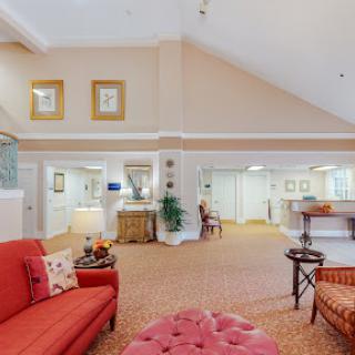 A welcoming and cozy lobby area featuring comfortable seating and an inviting atmosphere.