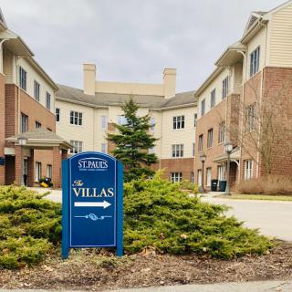 A view of the villas with a prominent sign indicating direction.