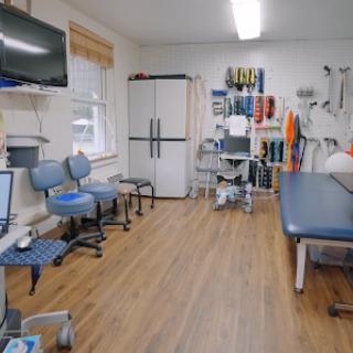 A well-equipped medical treatment room designed for patient care and rehabilitation.