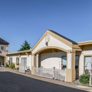 A view of a hotel exterior with clear blue skies.