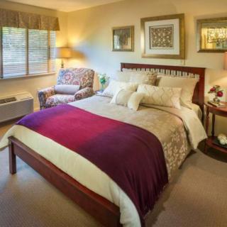 A cozy bedroom with elegant decor and comfortable furnishings.