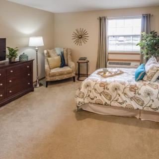 A cozy bedroom with elegant decor and comfortable furnishings.