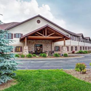 A welcoming hotel with a landscaped entrance and a driveway.