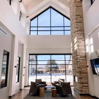 A modern and inviting lobby with high ceilings and plenty of natural light.